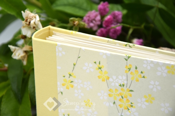 Leporello Album ca. 19,0x12,5x3,0 cm mit Verschlussschleife | Einband Japanpapier Chiyogami Kirschblüten floral | gelb | Art. Nr. 97210001